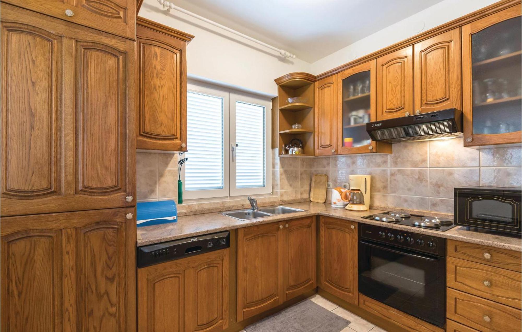 Stunning Apartment In Makarska With Kitchen المظهر الخارجي الصورة